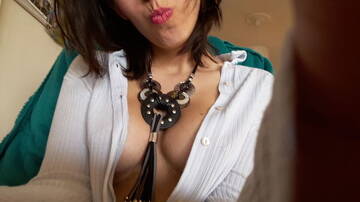 sexy scollatura con collana afro